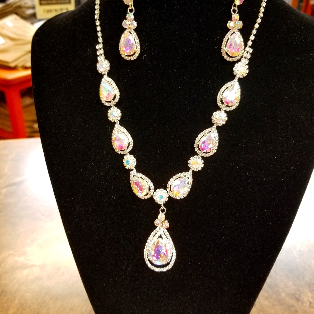 Necklace and earring set